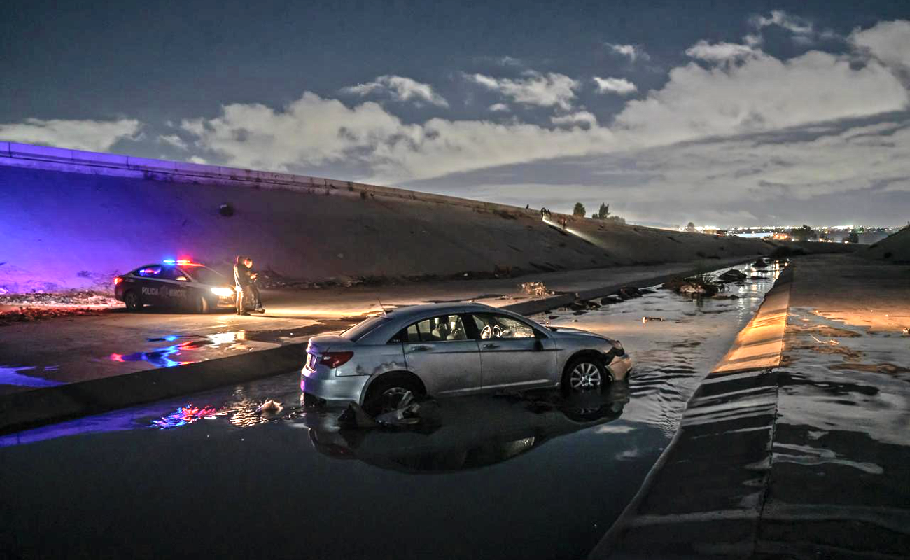 Pierde el control del auto termina en canal del Arroyo Alamar