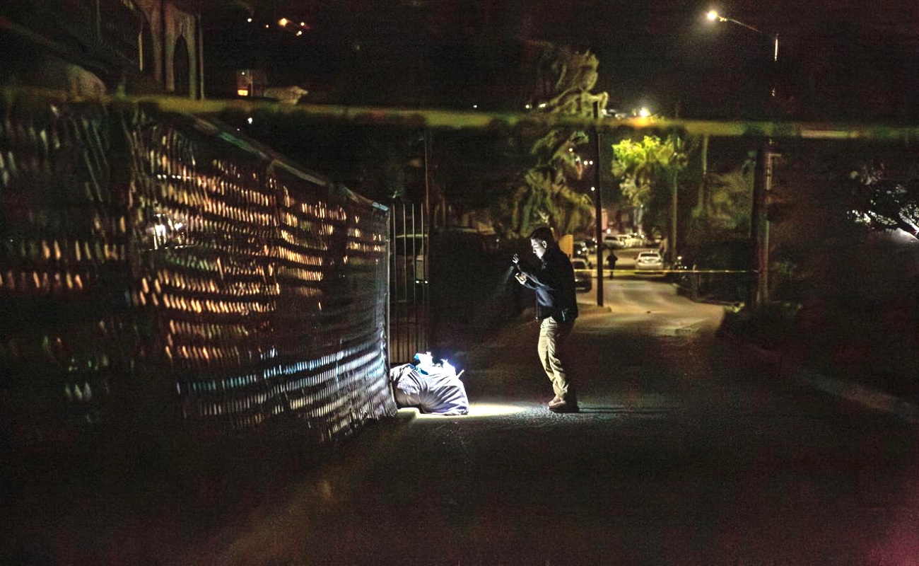 Hallan cuerpo “encobijado” en la colonia Manuel Paredes