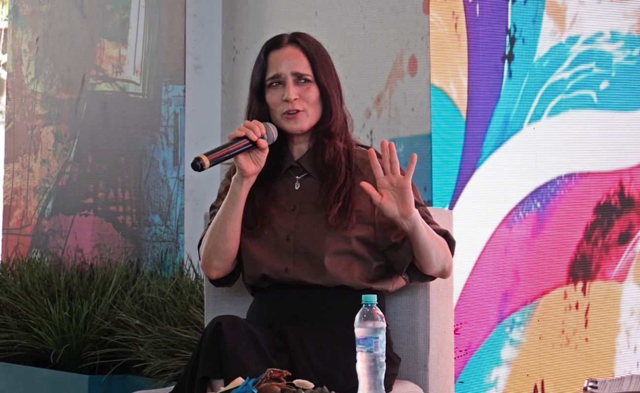 Tras retraso por lluvias, la Feria del Libro de Tijuana 2026 inició en el Parque Morelos con Julieta Venegas presentando su libro.