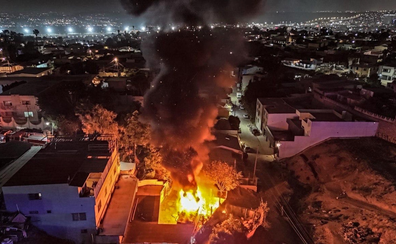 Consume incendio cuarto de madera y una traila en la colonia Roma