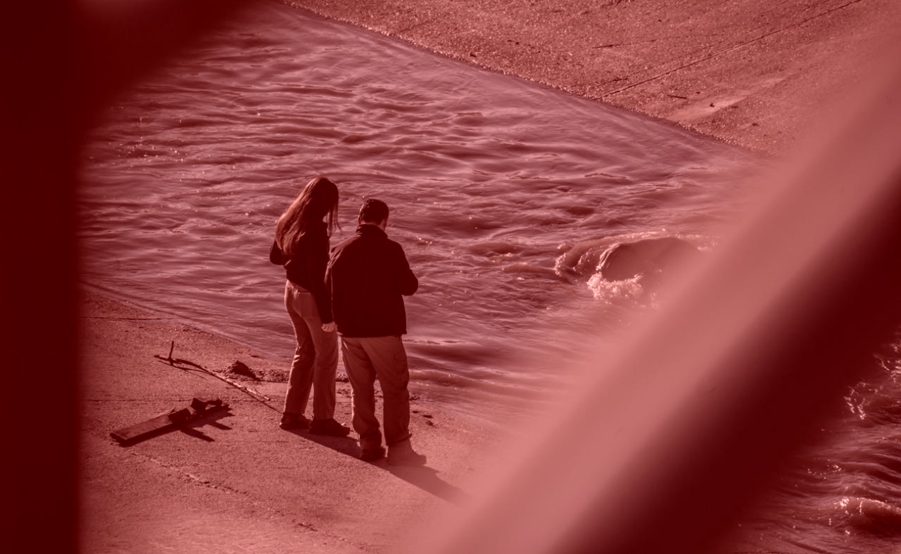 La víctima presentaba varios tatuajes, y se encontraba atada de pies y manos; vestía una sudadera negra y pants en tonos negro y gris.