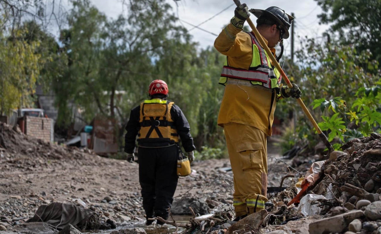 Personal de Bomberos llevó a cabo el rescate del cuerpo.