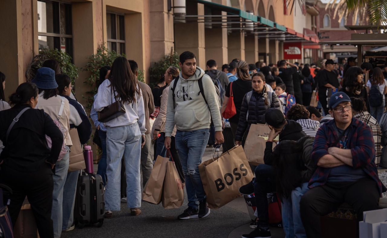 Desde temprano, personas caminaban con múltiples bolsas de distintas tiendas.