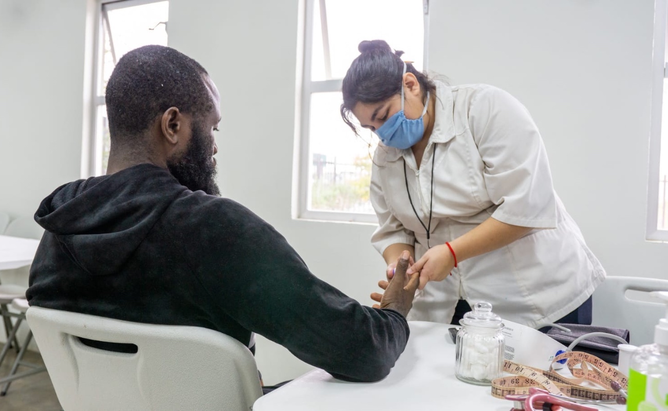 Brinda Secretaría de Salud atención integral a la población migrante de Baja California