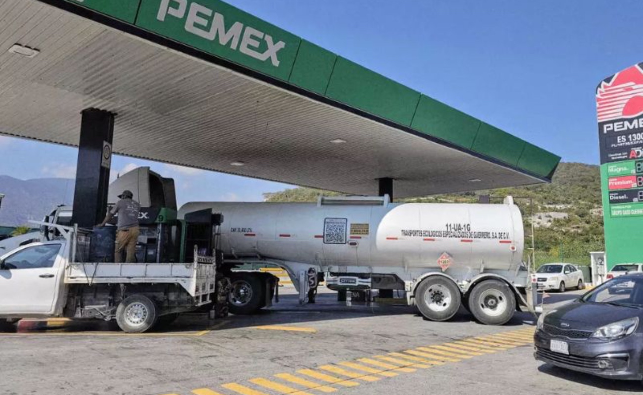 Gobierno y gasolineros extienden a abril el tope al precio del diésel