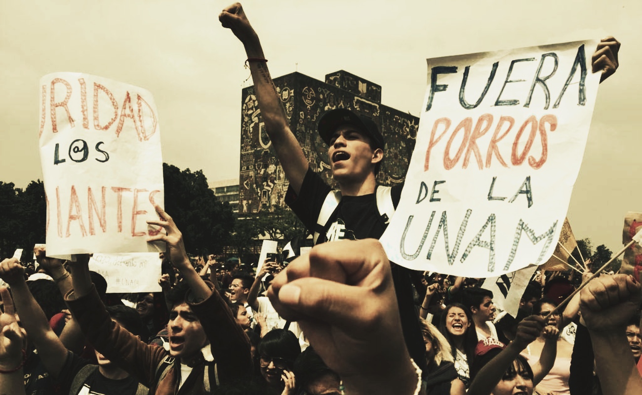 ​​​​​​​"Fuera porros" se leía en las pancartas que portaban los estudiantes.