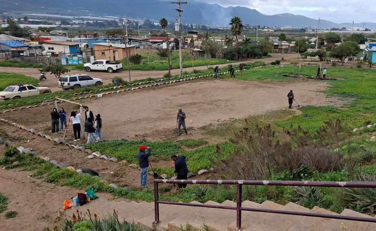 Limpian la unidad deportiva de la colonia Durango, en la delegación de Maneadero.