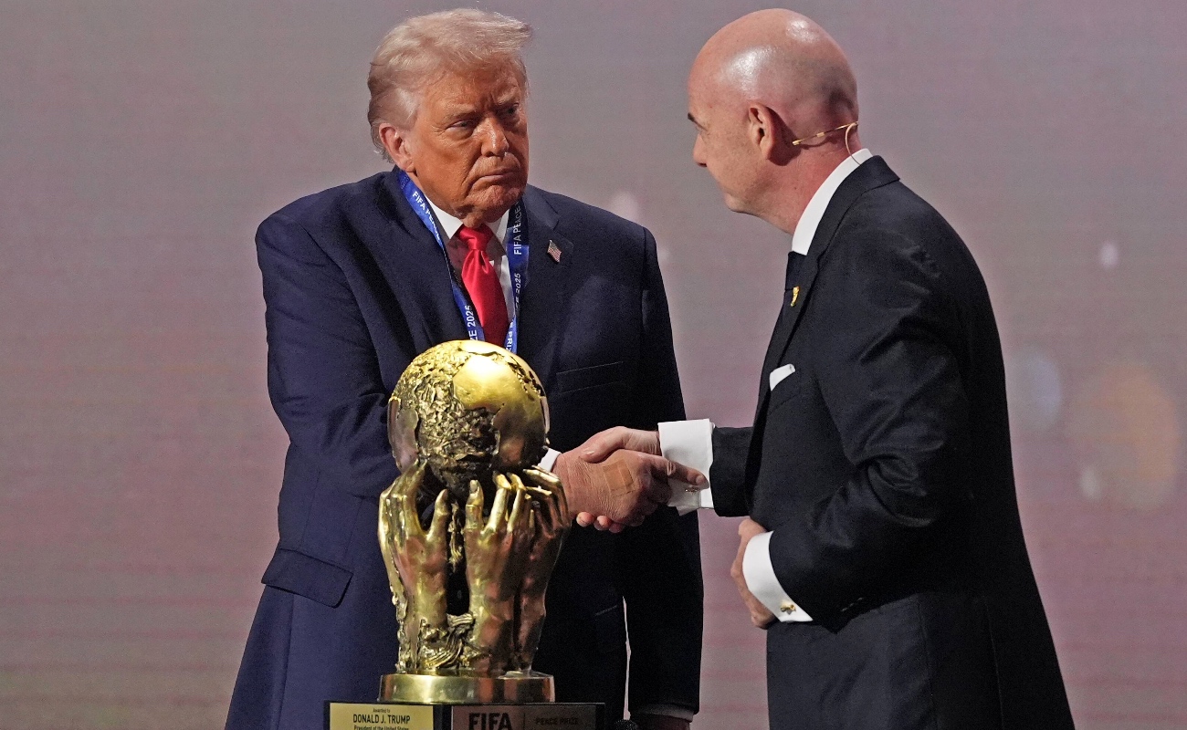 Donald Trump recibe de manos de Gianni Infantino el primer Premio de la Paz de la FIFA durante la ceremonia del sorteo del Mundial 2026 en Washington, 5 de diciembre de 2025.