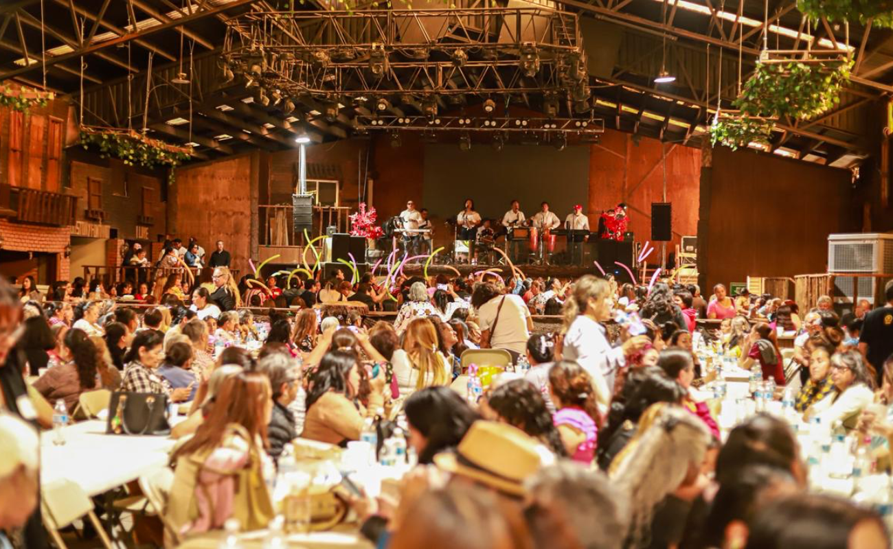 Román Cota celebra a más de 1,200 madres en emotivo festejo
