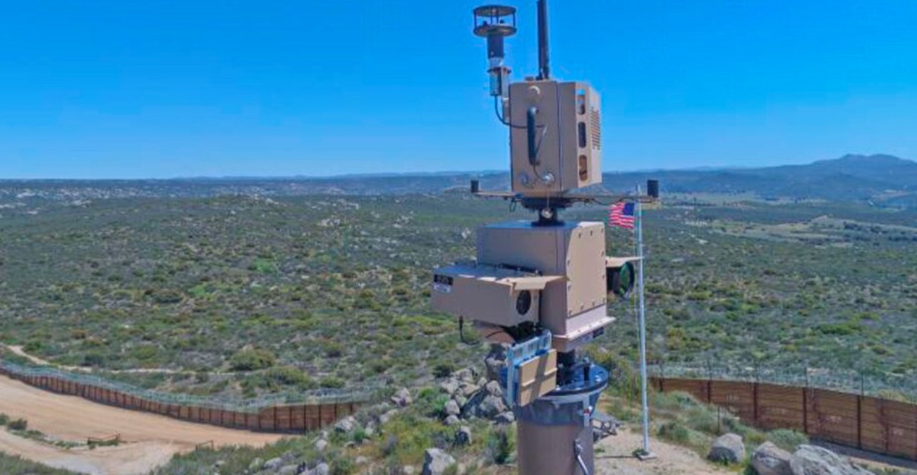 Sistema de vigilancia con sensores y cámaras en la frontera entre Estados Unidos y México, parte del nuevo modelo de “muro inteligente” basado en inteligencia artificial.