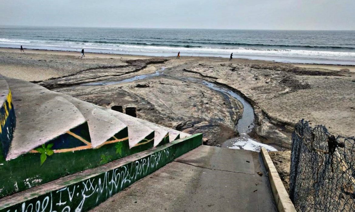 Cierran playa Conalep por derrame de aguas negras