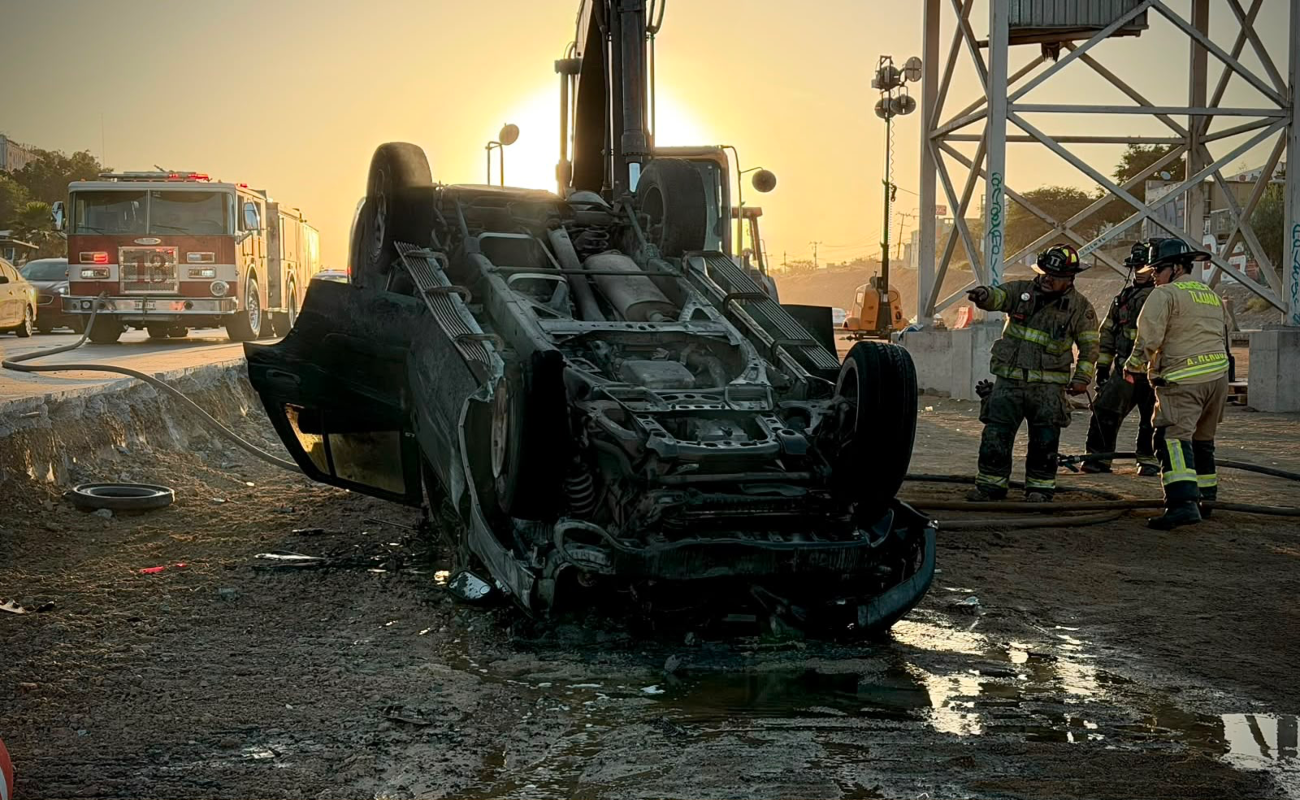 Camioneta vuelca y se incendia en bulevar 2000; conductor es detenido
