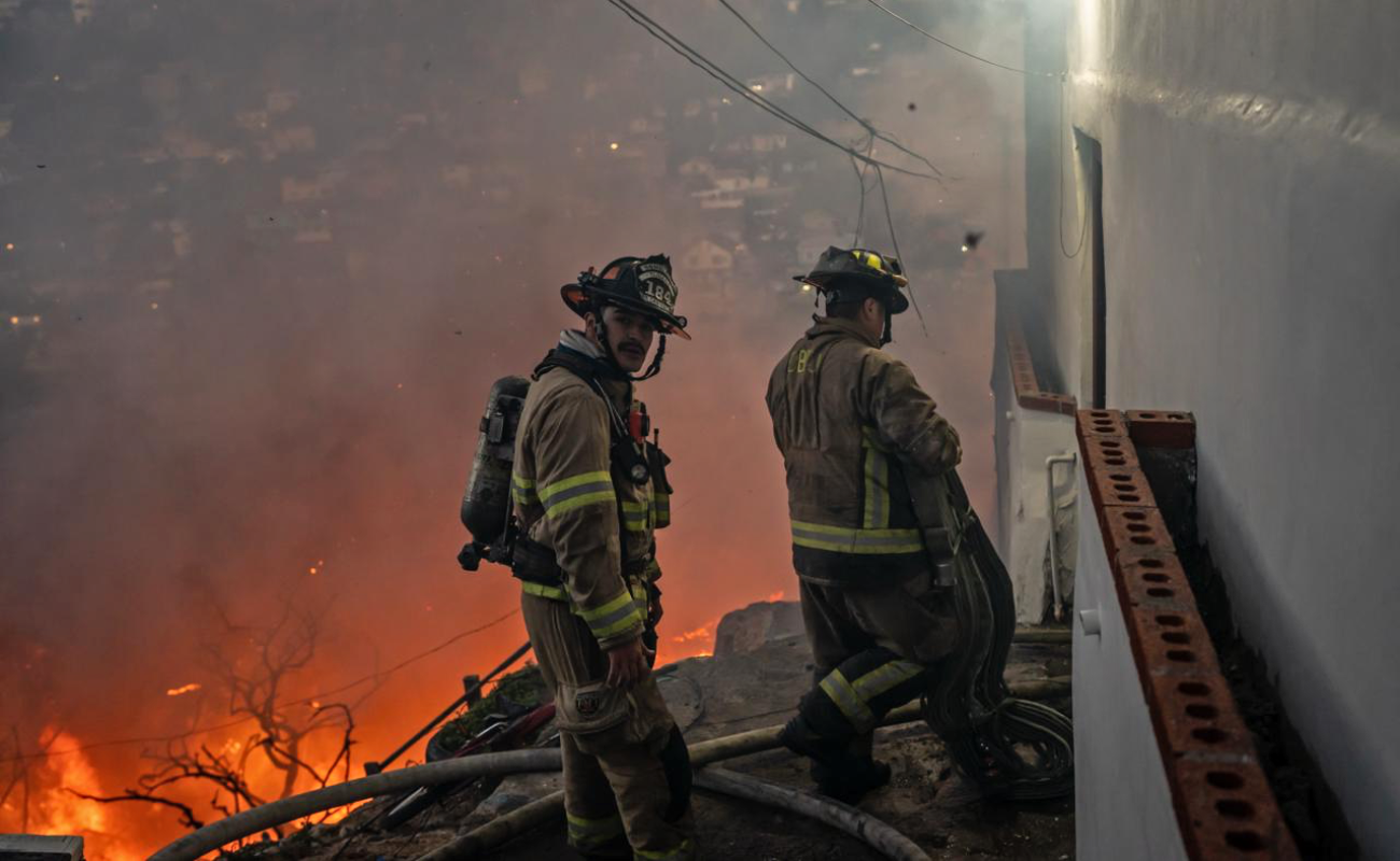 Incendio consume tres casas en Ciudad Jardín
