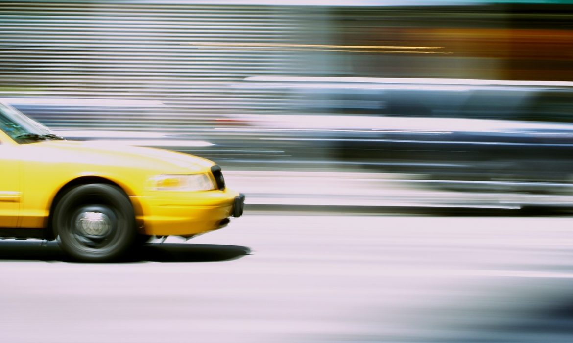 Tras agresiones, municipio amenaza a taxis amarillos