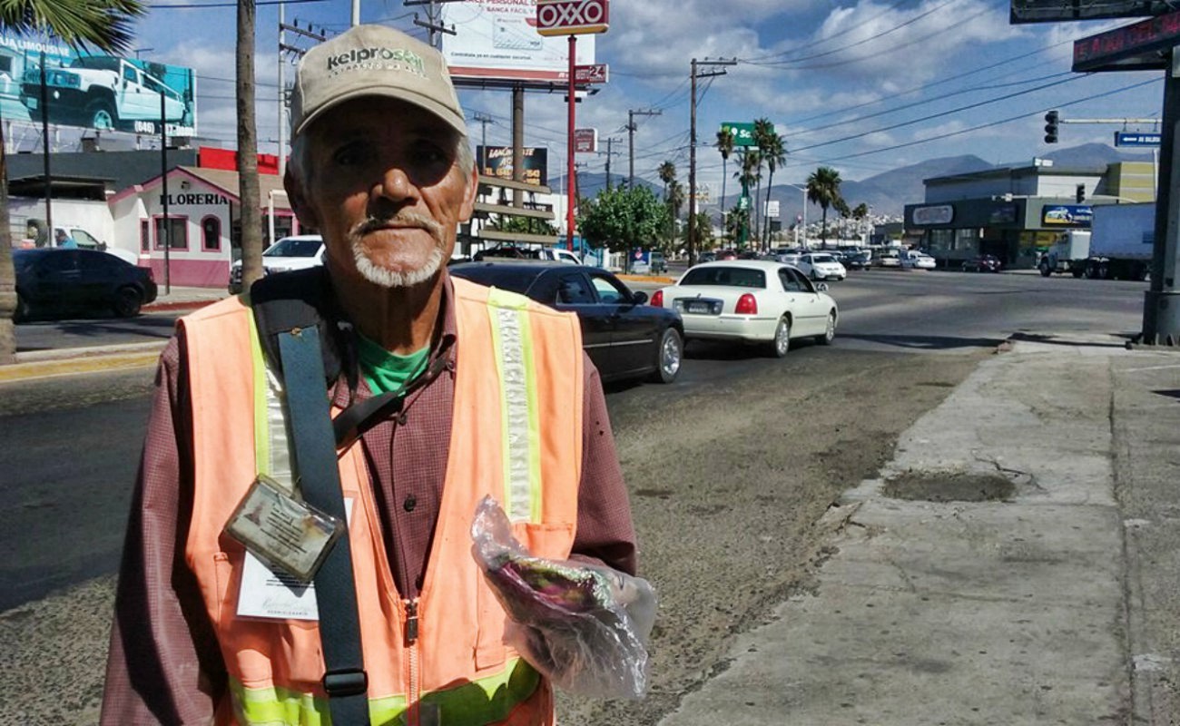 En un crucero de Ensenada, Don Roberto vende dulces para comprar la medicina de su esposa